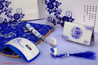 青花瓷筆+名片盒+鼠標墊+2GU盤+無線折疊鼠標